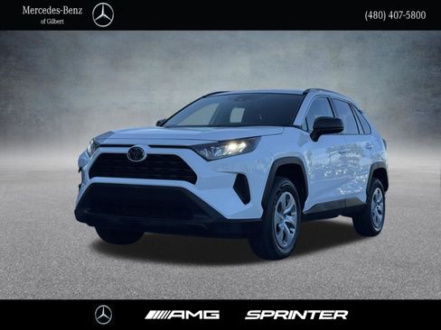 Used 2021 Toyota RAV4 LE image 1