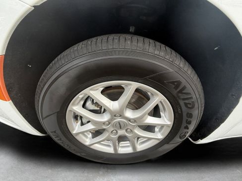 Used 2024 Chrysler Pacifica Touring-L image 14