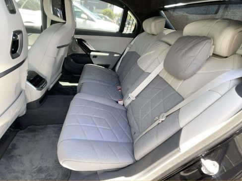 Used 2023 BMW i7 xDrive60 AWD/4WD image 5