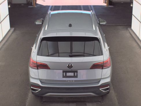 Used 2024 Volkswagen Taos SE FWD image 4