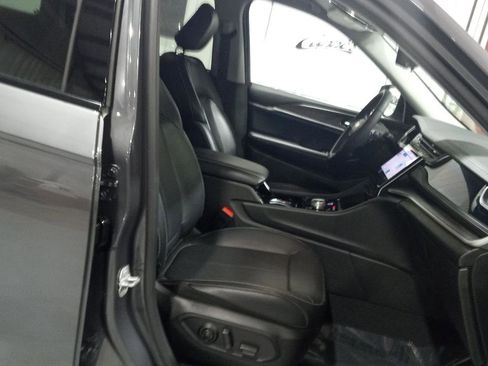 Used 2023 Jeep Grand Cherokee Limited w/ Luxury Tech Group II image 4