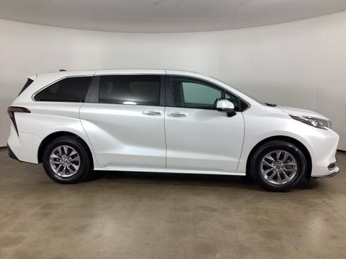 Used 2024 Toyota Sienna XLE FWD image 4