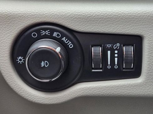 Used 2024 Chrysler Pacifica Select image 13