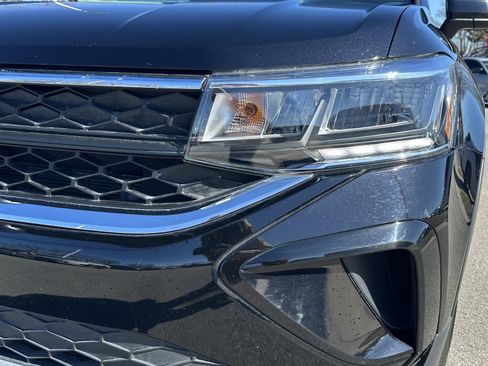 Used 2024 Volkswagen Taos SE w/ Panoramic Sunroof Package image 6