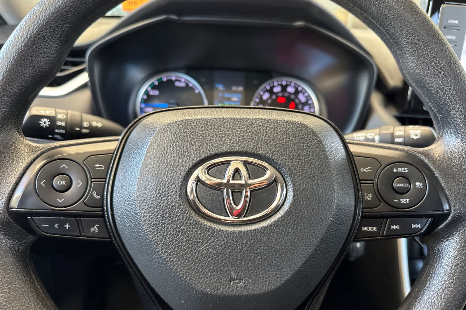 Used 2021 Toyota RAV4 XLE AWD/4WD image 25