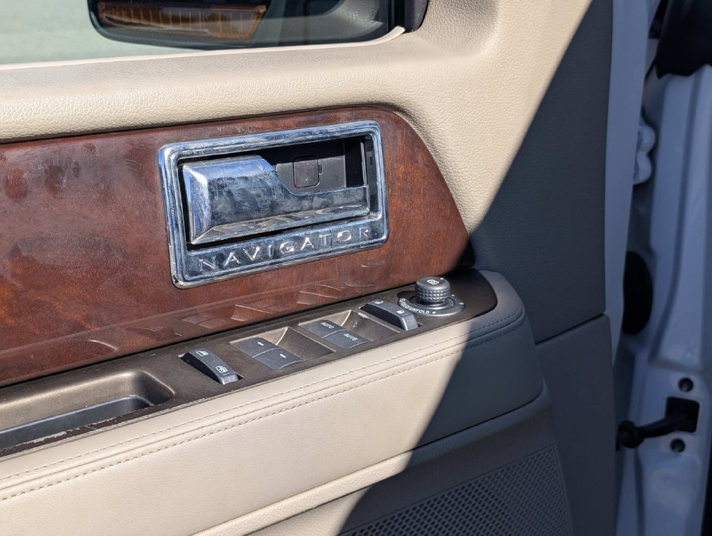 Used 2014 Lincoln Navigator 2WD image 15