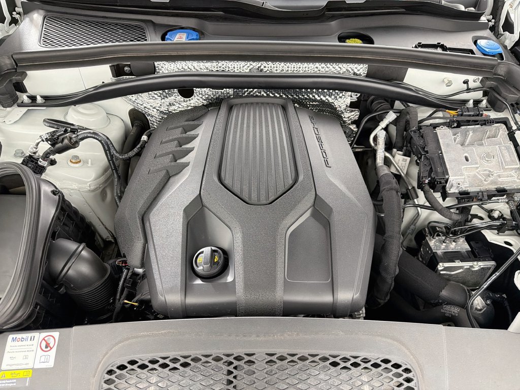 Certified 2023 Porsche Macan AWD/4WD image 32