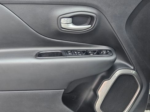 Used 2023 Jeep Renegade Latitude AWD/4WD image 19