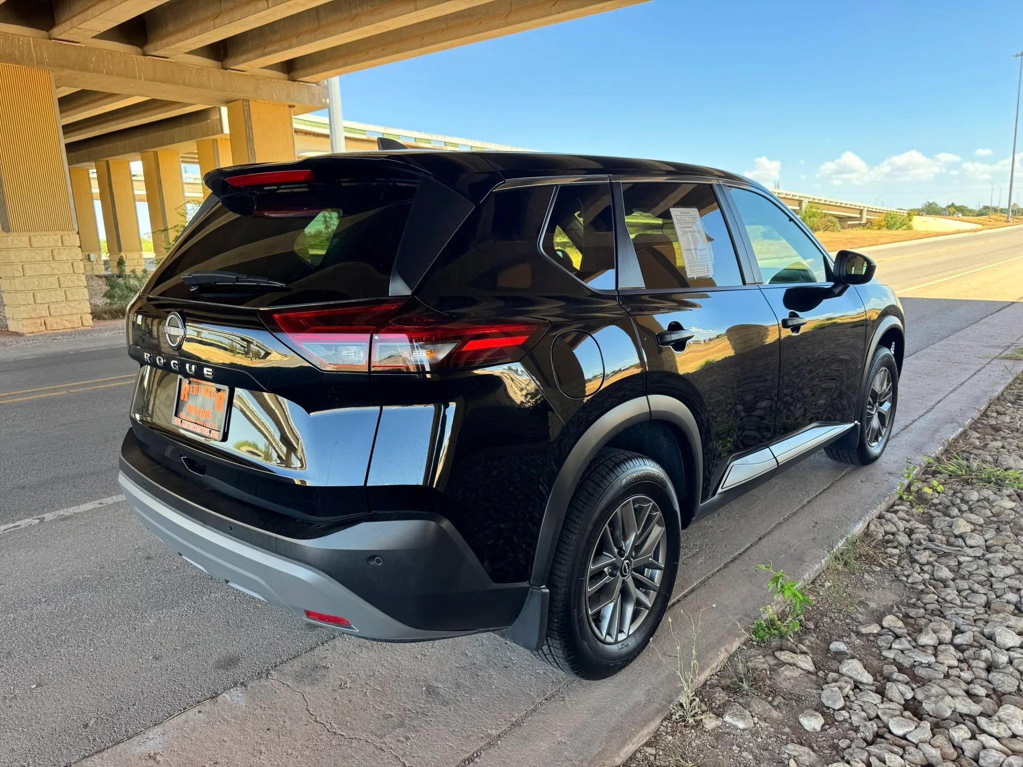 Used 2023 Nissan Rogue S FWD image 3