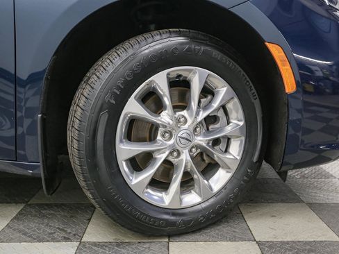 Used 2022 Chrysler Pacifica Touring-L image 16