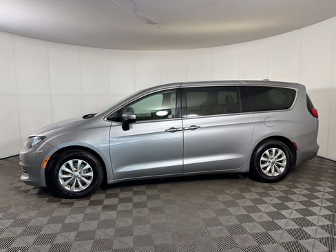 Used 2017 Chrysler Pacifica Touring w/ Tire & Wheel Group FWD image 2