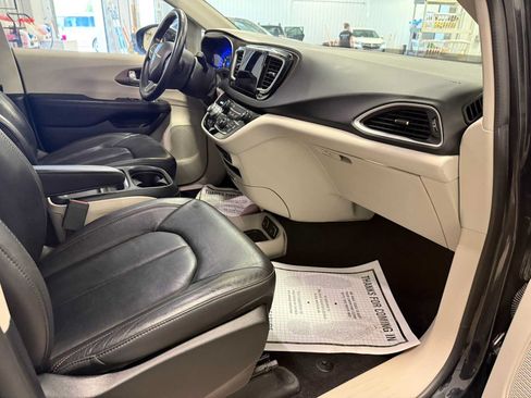 Used 2017 Chrysler Pacifica Touring-L w/ Tire & Wheel Group FWD image 25