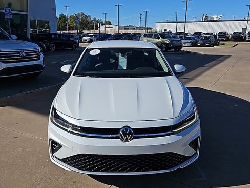 Used 2025 Volkswagen Jetta SE image 2