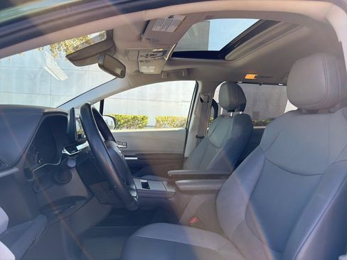 Used 2024 Toyota Sienna XLE image 9