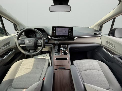 Used 2022 Toyota Sienna LE image 2