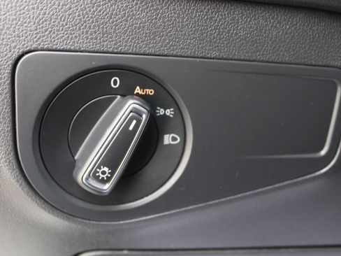 Used 2019 Volkswagen Tiguan SE image 16