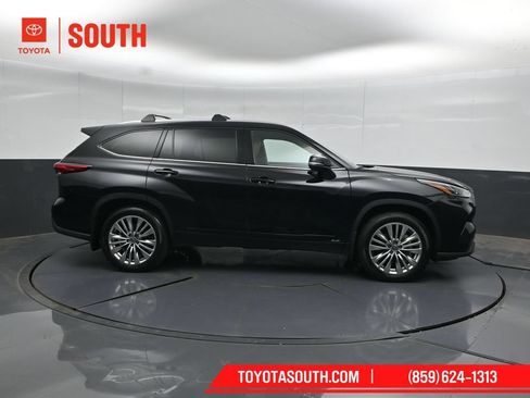 Used 2023 Toyota Highlander Platinum AWD/4WD image 3