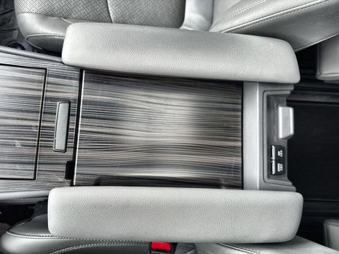 Used 2021 Toyota Sienna Limited image 28