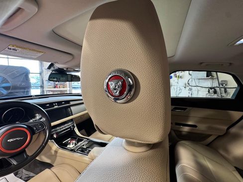 Used 2018 Jaguar XF Premium RWD image 13