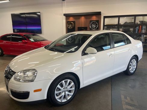 Used 2010 Volkswagen Jetta Limited Edition FWD image 4