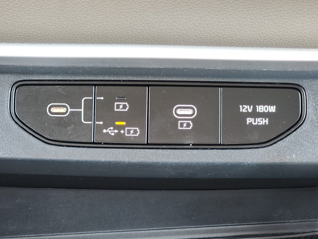 Used 2025 Kia Carnival FWD image 28