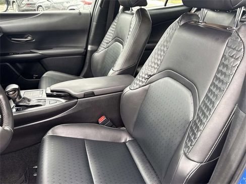 Certified 2022 Lexus UX 200 w/ Accessory Package (Z2) image 19