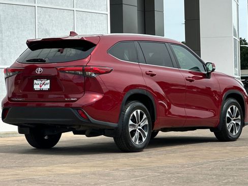 Used 2023 Toyota Highlander XLE image 4