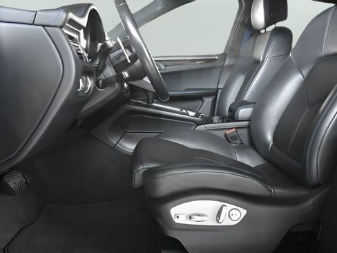 Used 2022 Porsche Macan image 10