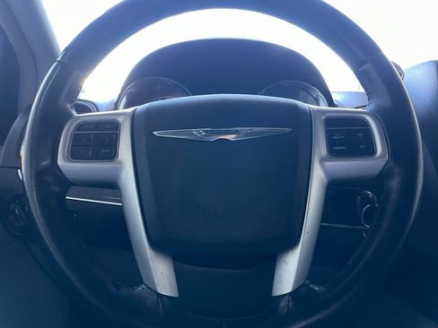 Used 2015 Chrysler Town & Country Touring image 30