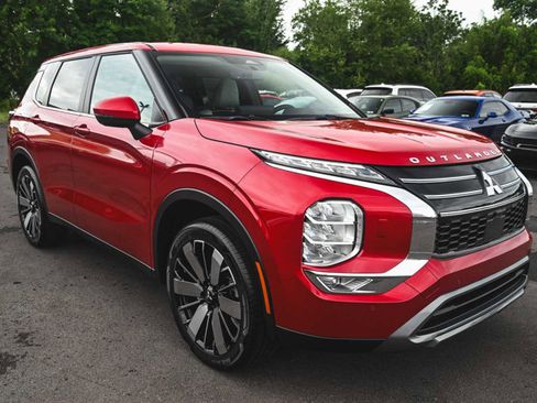 New 2025 Mitsubishi Outlander SE image 3