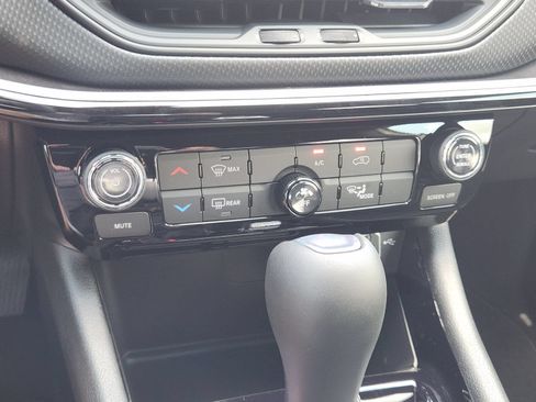 New 2026 Jeep Compass Latitude AWD/4WD image 18