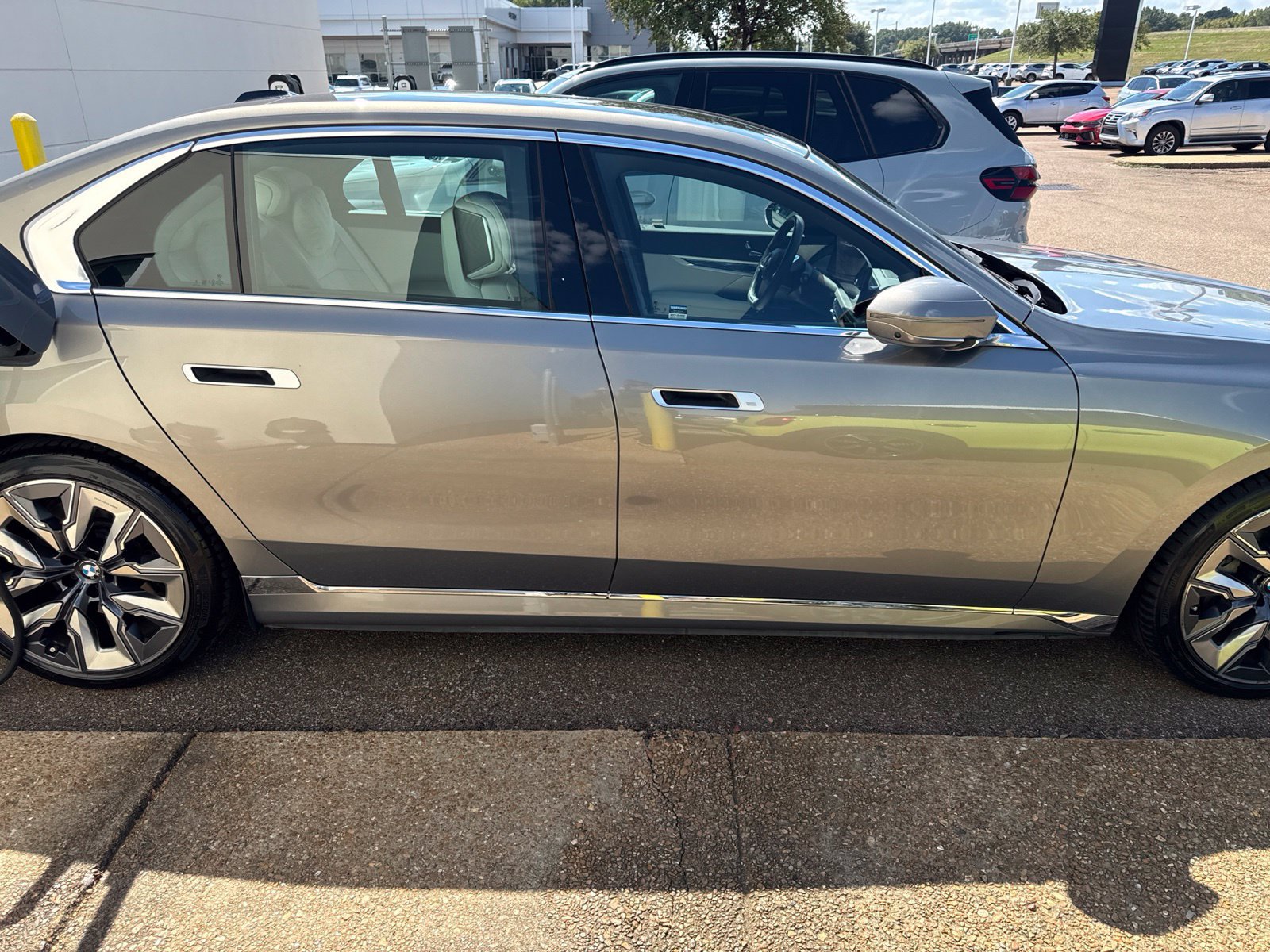 Certified 2023 BMW i7 xDrive60 AWD/4WD image 4