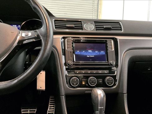 Used 2017 Volkswagen Passat 1.8T R-Line image 6