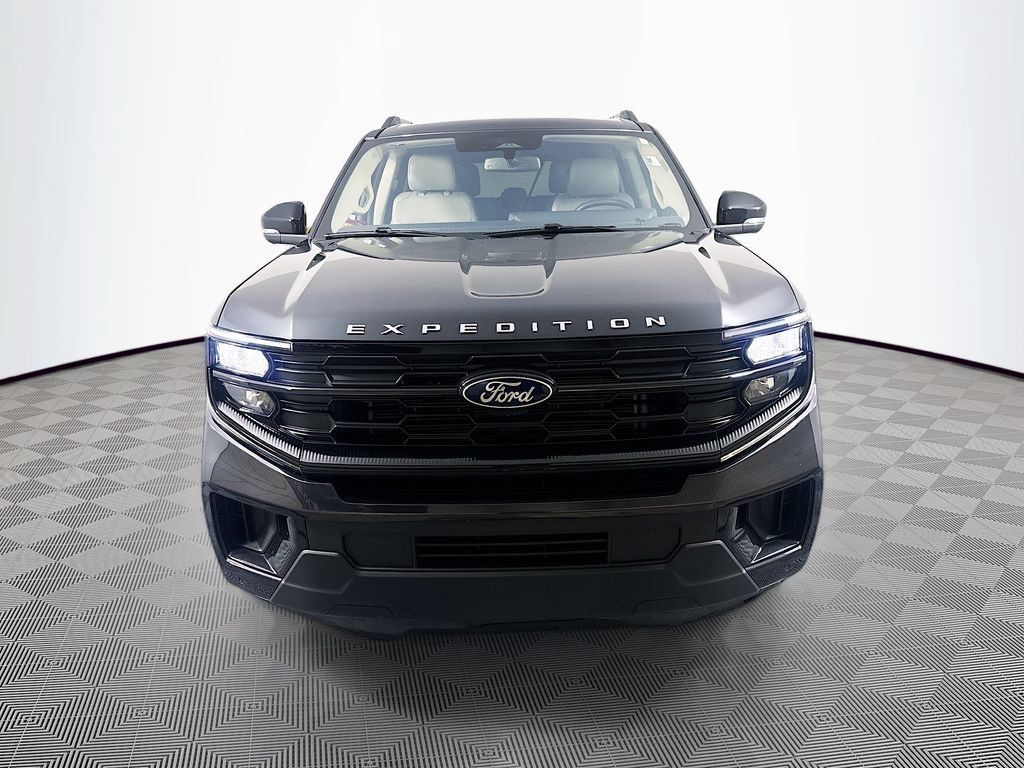 Used 2025 Ford Expedition Active RWD image 2