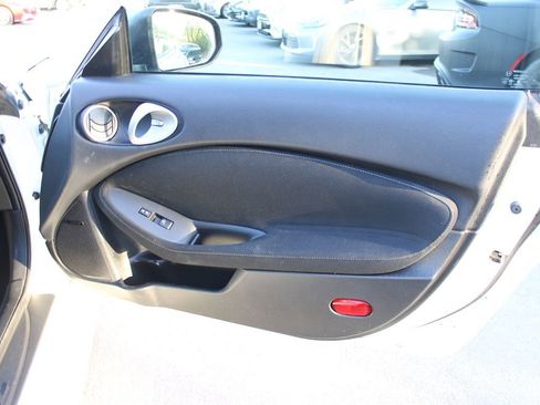 Used 2018 Nissan 370Z Coupe RWD image 16