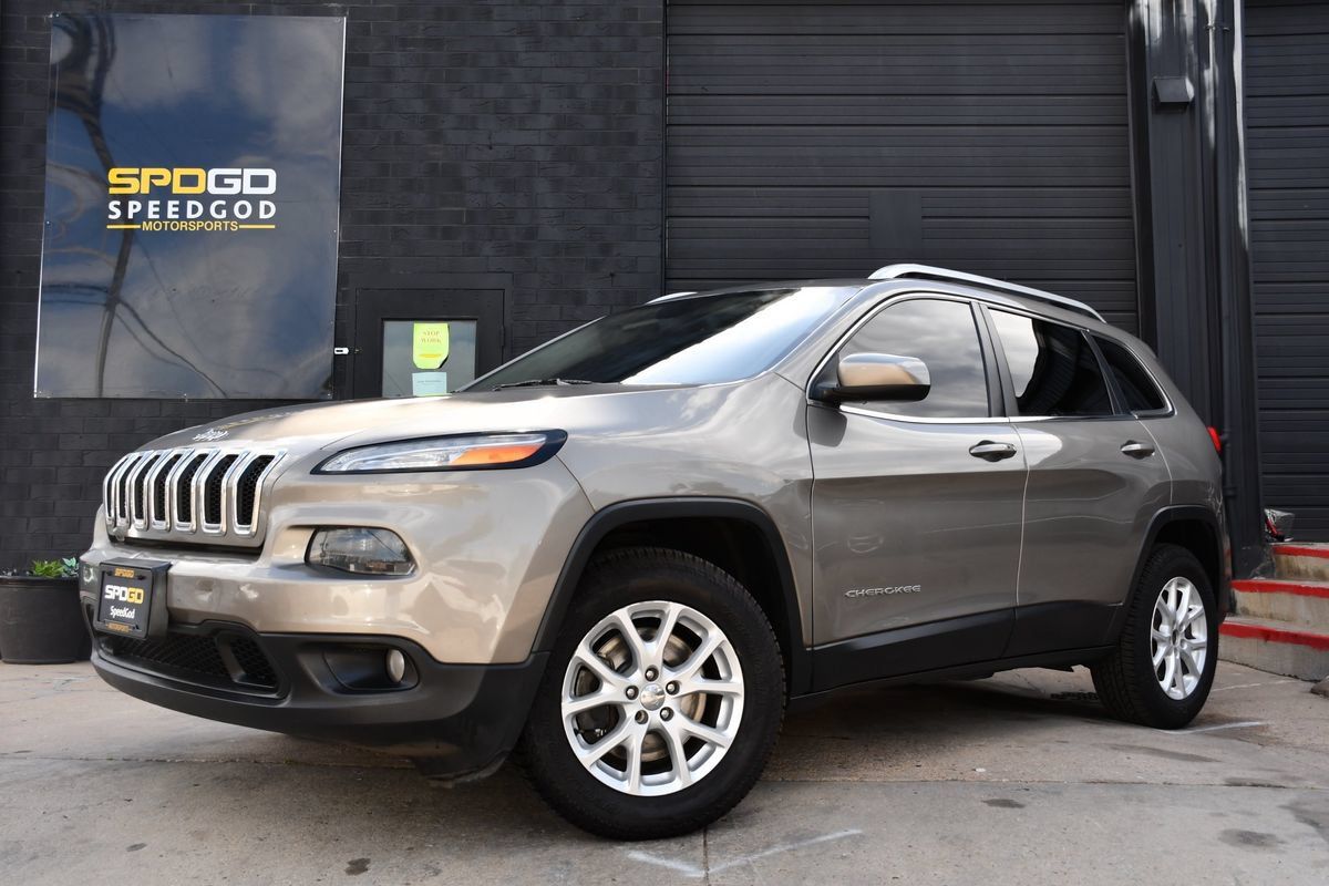 Used 2017 Jeep Cherokee Latitude w/ Comfort/Convenience Group AWD/4WD image 1