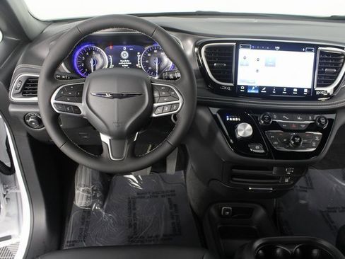 New 2026 Chrysler Pacifica Select image 10