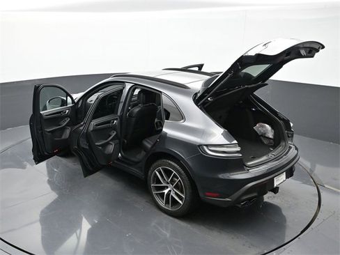 Used 2025 Porsche Macan image 32