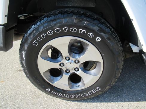 Used 2017 Jeep Wrangler Unlimited Sahara w/ Connectivity Group AWD/4WD image 8