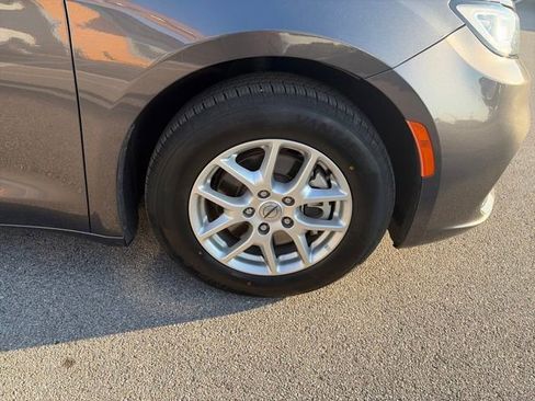 Used 2023 Chrysler Pacifica Touring-L image 48