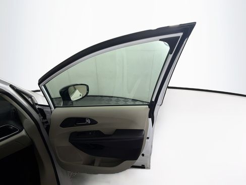 Used 2024 Chrysler Pacifica Touring-L FWD image 33
