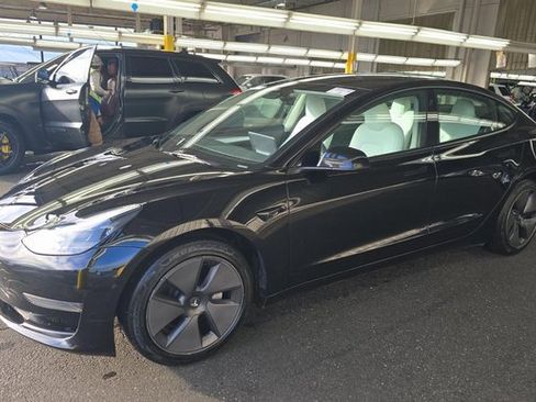 Used 2023 Tesla Model 3 Standard Range image 1