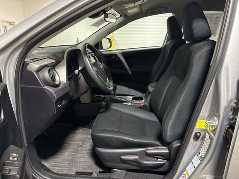 Used 2018 Toyota RAV4 LE AWD/4WD image 19