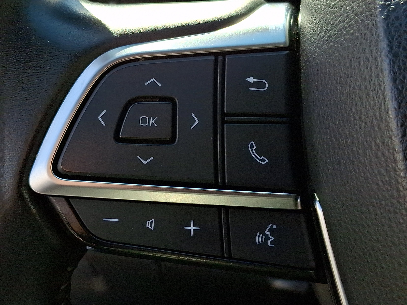 Used 2021 Toyota Highlander XLE AWD/4WD image 21