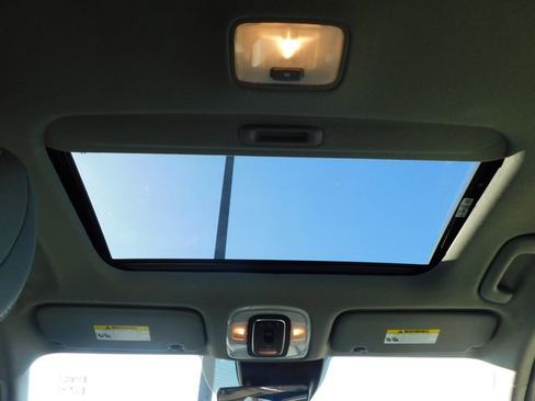 Used 2025 Hyundai Elantra SEL image 18