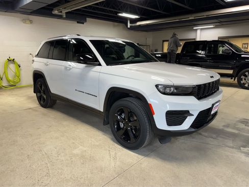 Used 2023 Jeep Grand Cherokee Altitude image 3