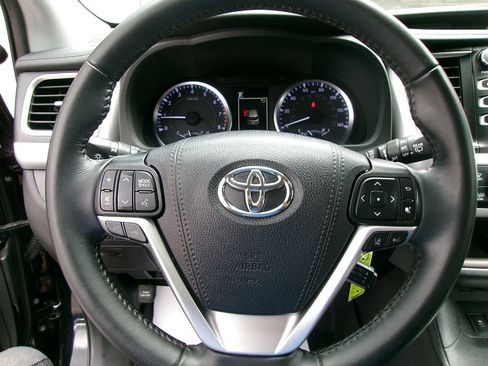 Used 2019 Toyota Highlander Plus AWD/4WD image 19