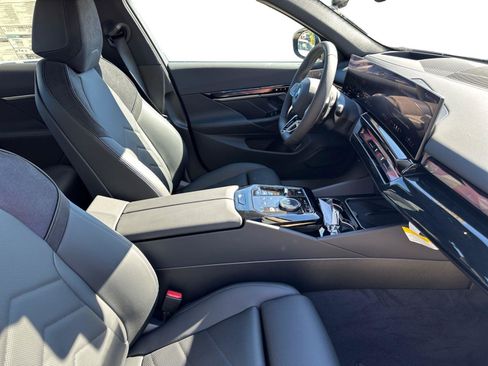 New 2026 BMW 550e xDrive image 24