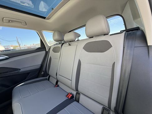 Certified 2024 Volkswagen Taos SE image 7