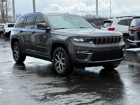 Used 2024 Jeep Grand Cherokee Limited image 3